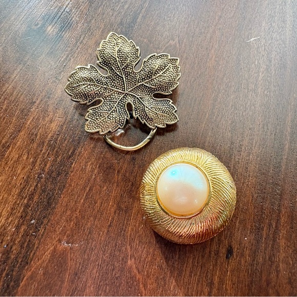 Set of 2 vintage scarf clips maple leaf and faux pearl cabochon - Picture 2 of 6